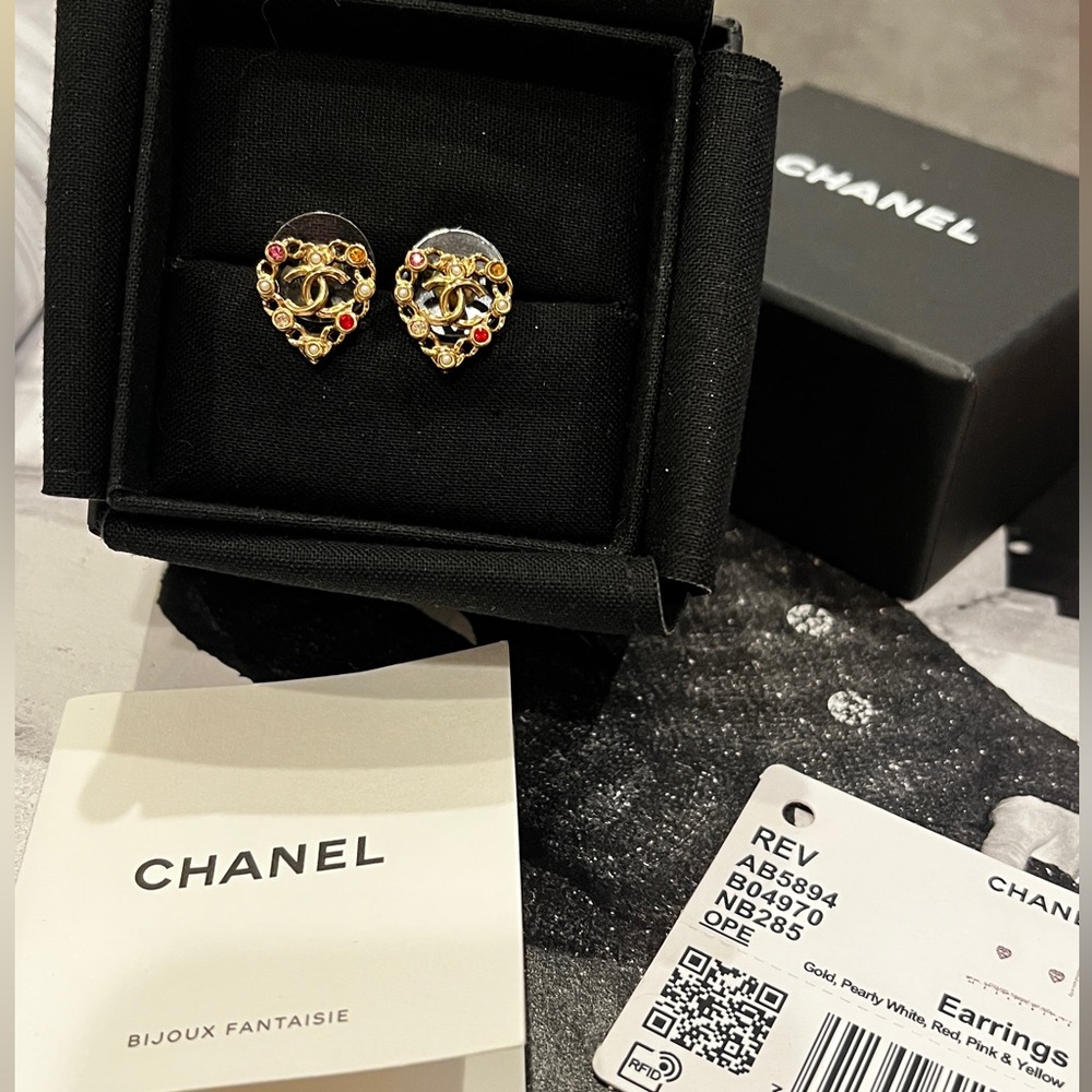 🔥🔥🔥 Chanel 2021 Faux Pearl & Strass CC Heart Stud Earrings